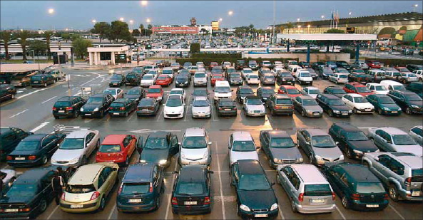 Aparcament de superf&iacute;cie davant les terminals  a l'aeroport del Prat
